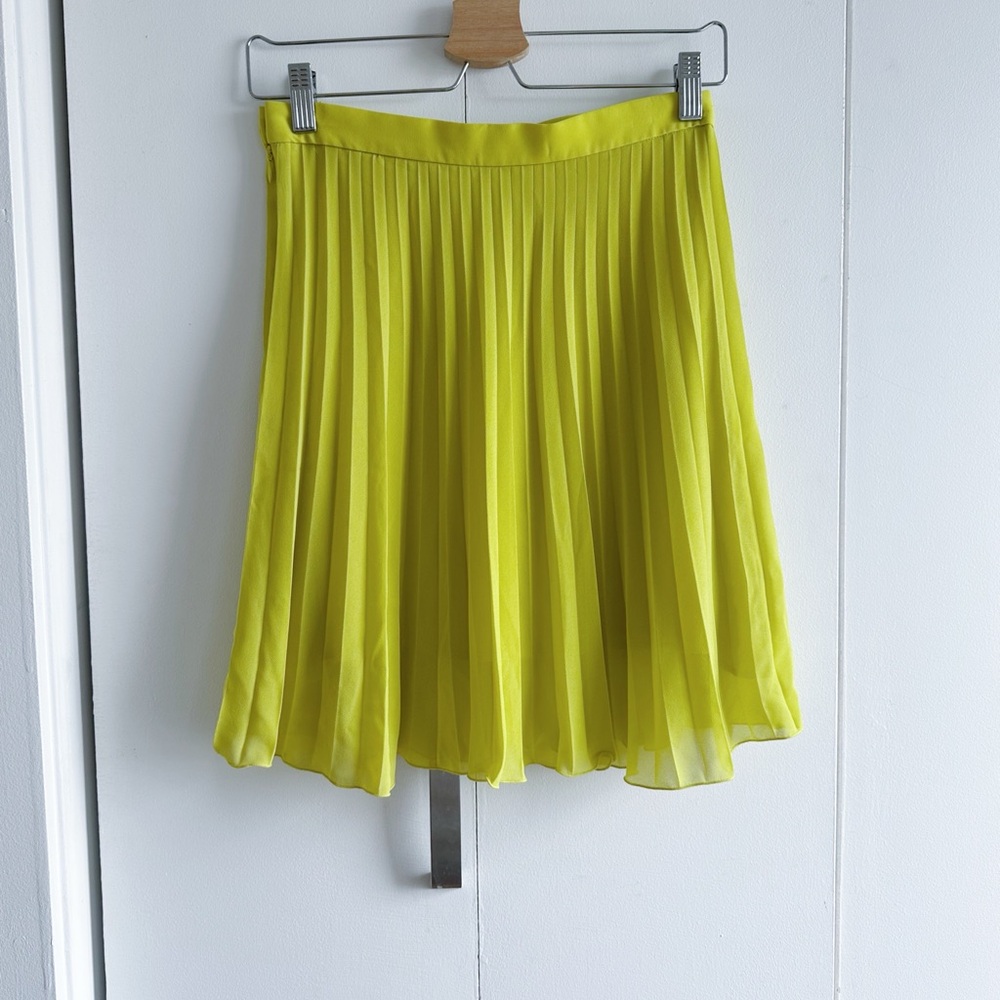 Chic Yellow Pleated Skirt